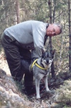 Kaisa med husse Stig Thunell g�r sig klara f�r att sp�ra