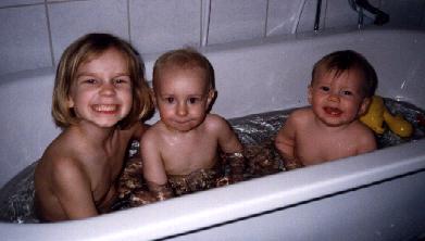Gustav badar med Linnea och Simon