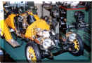 R.10 Kaross och motor under arbete.jpg (76012 byte)