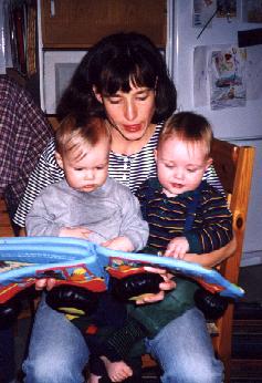 Susanne l�ser f�r Gustav och Eric