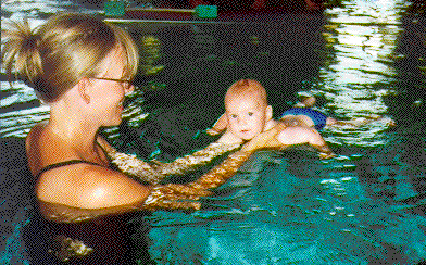 Gustav simmar med mamma